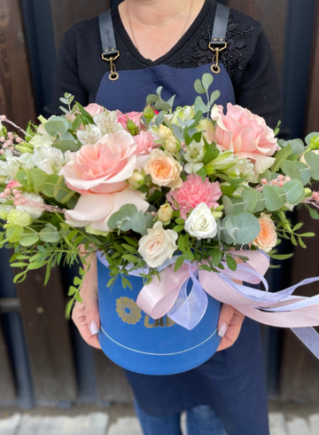 Композиция в шляпной коробке «Розовое облако» от интернет-магазина цветов в 