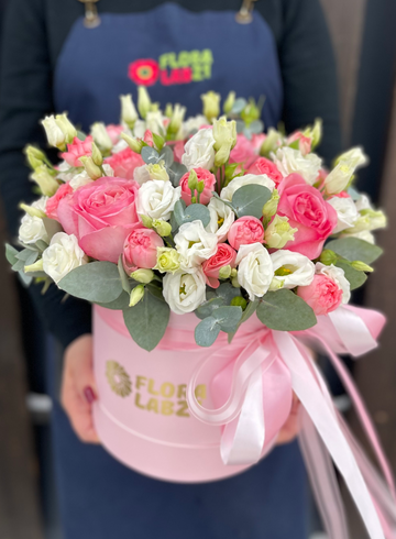 Композиция в шляпной коробке «Нежные чувства» от интернет-магазина цветов в 