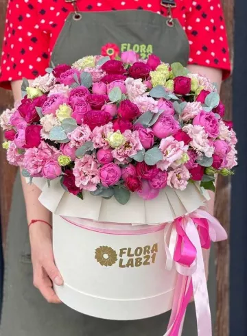 Композиция в шляпной коробке &laquo;Изысканный комплимент&raquo; от интернет-магазина цветов в 