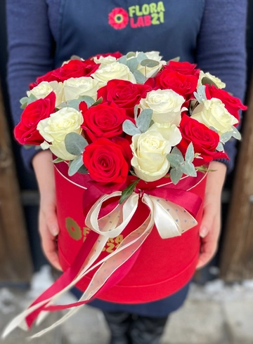 Композиция в шляпной коробке «Эльфийская Принцесса» от интернет-магазина цветов в 