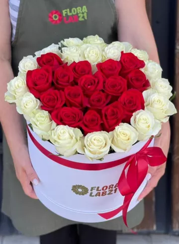 35 роз композиция «Красно-белый микс в коробке» от интернет-магазина цветов в 