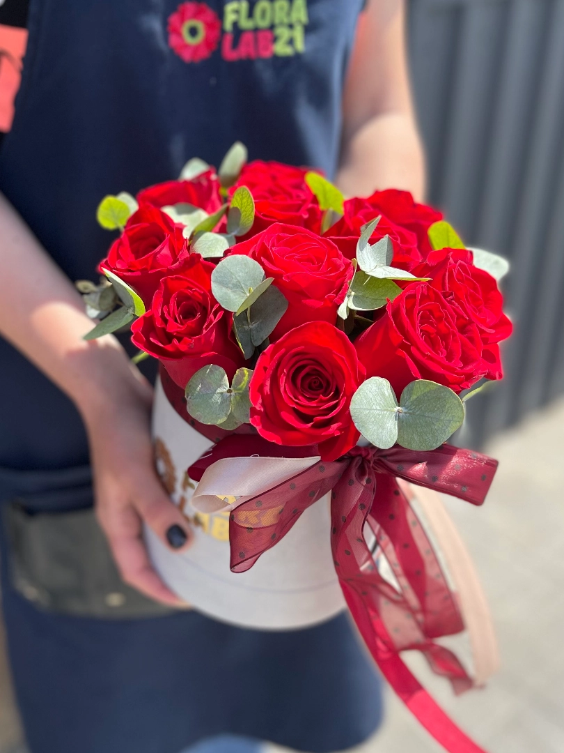 11 роз в шляпной коробке «Миниатюра в белом» от интернет-магазина цветов в 