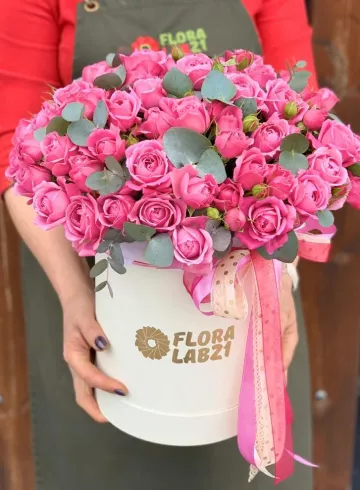 25 роз композиция &laquo;Мисти Баблз в шляпе&raquo; от интернет-магазина цветов в 