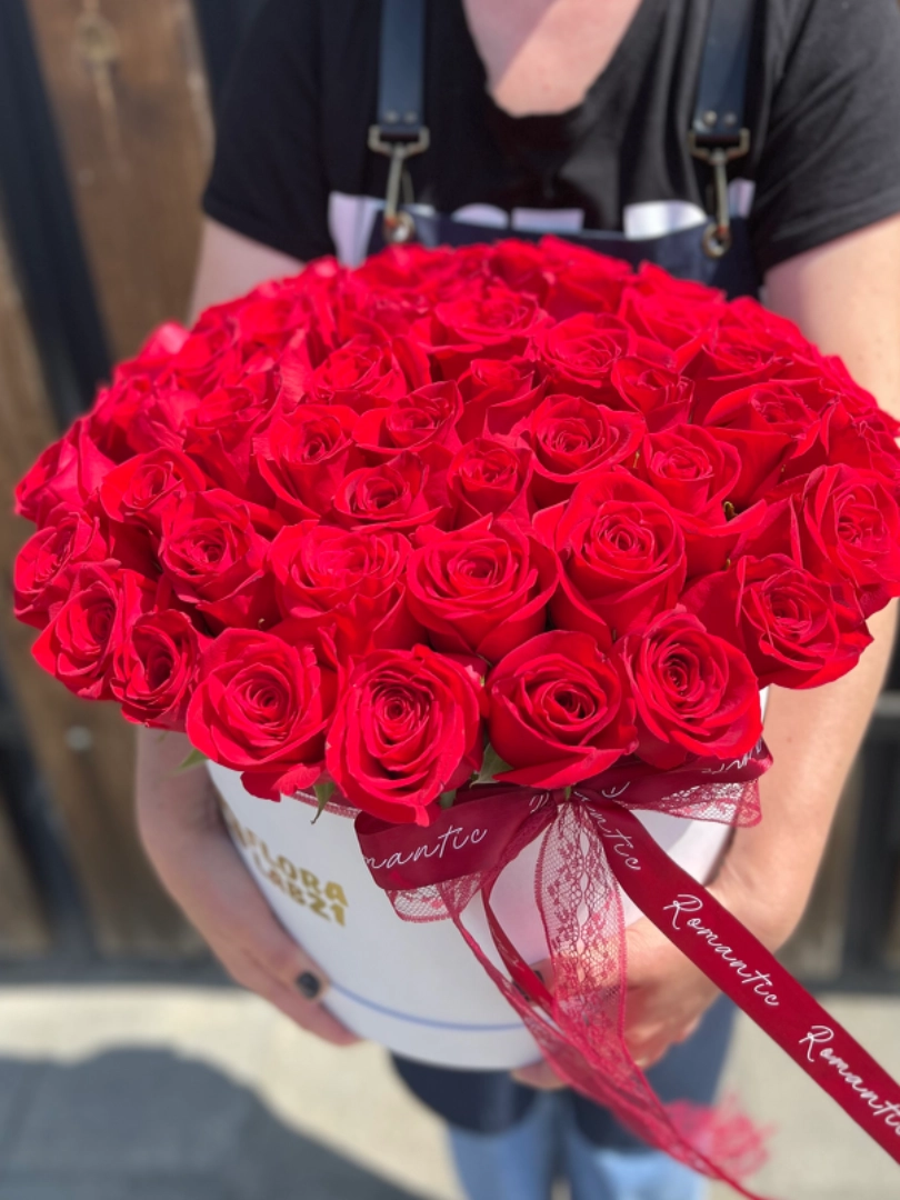 51 роза «Фридом в шляпе» от интернет-магазина цветов в 