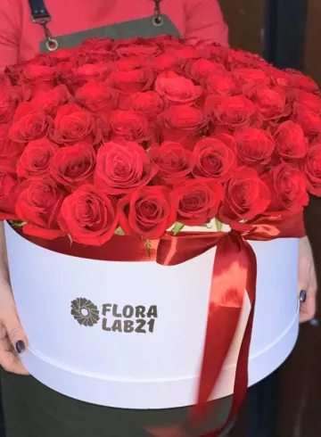 101 роза композиция  «Фридом в шляпе» от интернет-магазина цветов в 