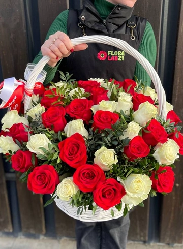 51 роза композиция «Ассорти в корзине» от интернет-магазина цветов в 