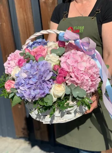 Композиция в корзине «Горное озеро» от интернет-магазина цветов в 