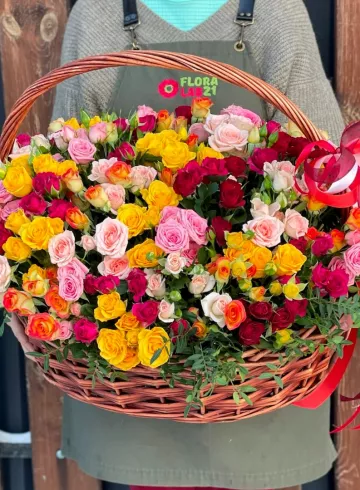 51 роза композиция в корзине &laquo;Кустовое ассорти&raquo; от интернет-магазина цветов в 