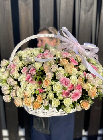 51 роза композиция в корзине &laquo;Кустовое ассорти&raquo; от интернет-магазина цветов в 