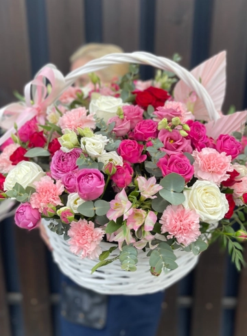 Композиция в корзине «Добрые намерения» от интернет-магазина цветов в 