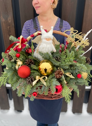 Композиция в корзине «Новогодние гости» от интернет-магазина цветов в 