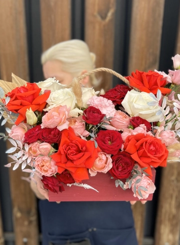 Композиция в ящике «Пылкие надежды» от интернет-магазина цветов в 