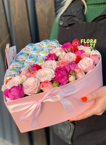 Композиция сердце с Киндерами от интернет-магазина цветов в 