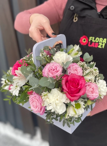 Композиция в ящике «Цветочный аромат» от интернет-магазина цветов в 