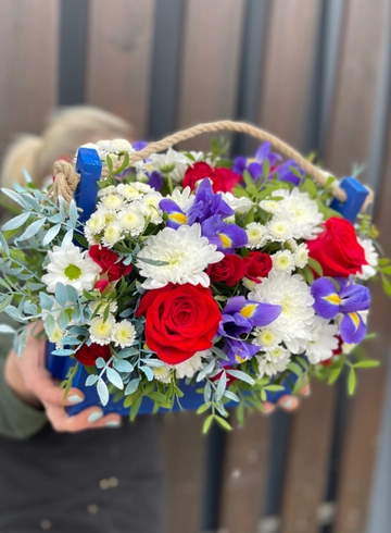 Композиция в ящике «Красота и стиль» от интернет-магазина цветов в 