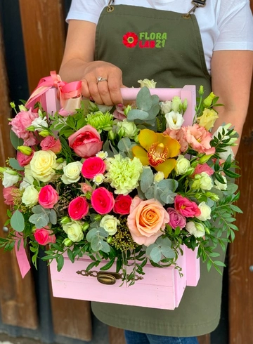 Композиция в ящике «Живой натюрморт» от интернет-магазина цветов в 