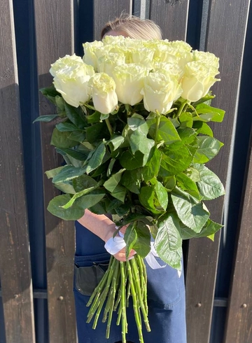 Монобукет из метровых белых роз от интернет-магазина цветов в 