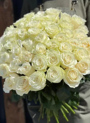 Монобукет из белых роз от интернет-магазина цветов в 