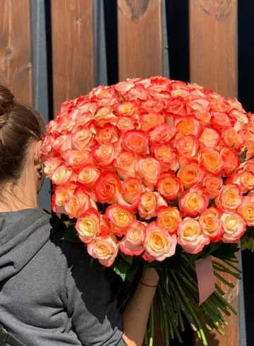 101 роза &laquo;Диковинная Кахала&raquo; от интернет-магазина цветов в 