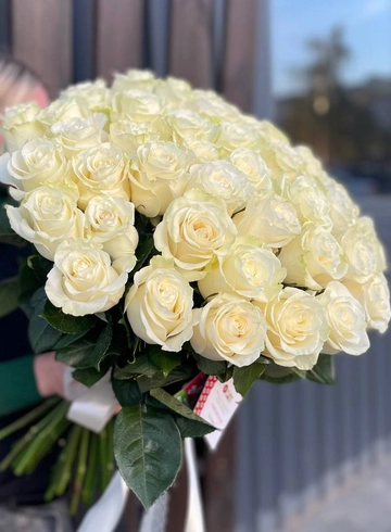 51 белая роза «Невесомый поцелуй» от интернет-магазина цветов в 