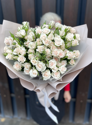 Монобукет из кустовых роз «Влюбленность» от интернет-магазина цветов в 