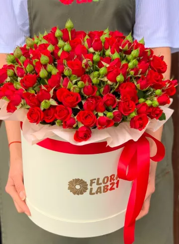 Композиция в шляпной коробке 35 роз Ред Париж от интернет-магазина цветов в 