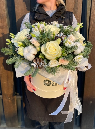 Композиция в шляпной коробке «Белоснежка» от интернет-магазина цветов в 