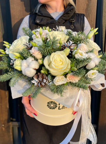 Композиция в шляпной коробке &laquo;Белоснежка&raquo; от интернет-магазина цветов в 