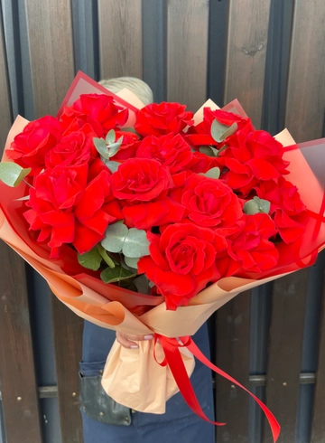 Французские красные розы «Фрамбуаз» от интернет-магазина цветов в 
