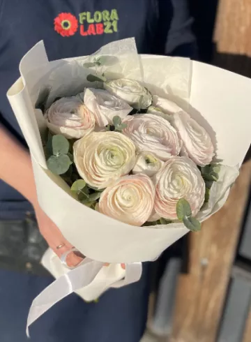 Монобукет из белых ранункулюсов от интернет-магазина цветов в 