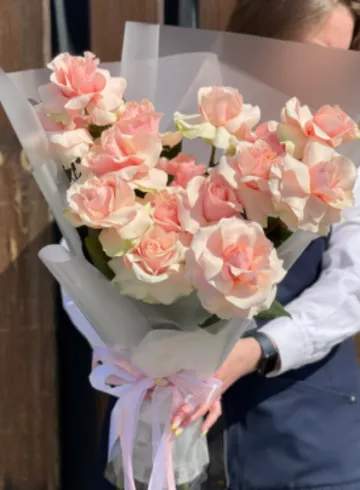 Французские кремово-розовые розы «Мэриан» от интернет-магазина цветов в 