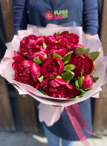 Монобукет из красных пионов от интернет-магазина цветов в 