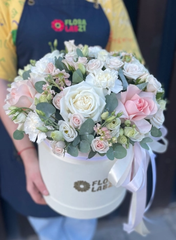 Композиция в шляпной коробке «Нежная палитра» от интернет-магазина цветов в 