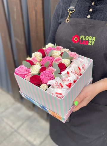 Композиция в коробочке «Сладкая пауза» от интернет-магазина цветов в 