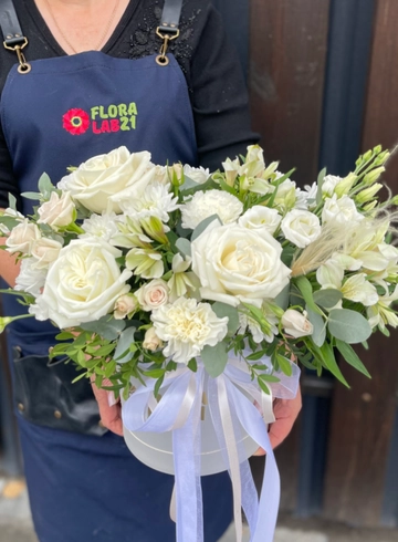 Композиция с шляпной коробке «Снежная вершина» от интернет-магазина цветов в 