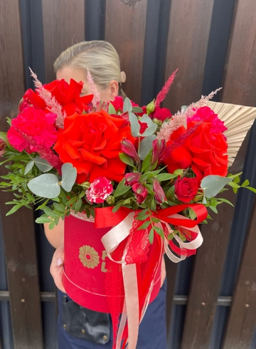 Композиция в шляпной коробке «Отпуск в Париже» от интернет-магазина цветов в 