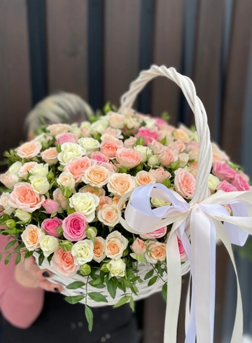 Композиция в корзине из кустовых роз «Путешествие вместе» от интернет-магазина цветов в 