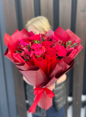Сборный букет «Валентинка» от интернет-магазина цветов в 