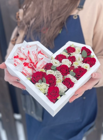 Композиция в ящике-сердце &laquo;Красное, белое и десерт&raquo; от интернет-магазина цветов в 