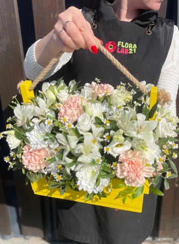 Композиция в ящике «Летние приключения» от интернет-магазина цветов в 