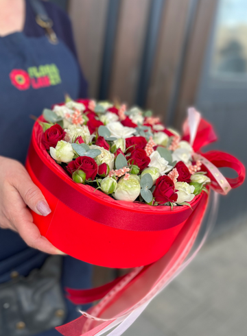 Композиция в коробочке «Красное и белое» от интернет-магазина цветов в 