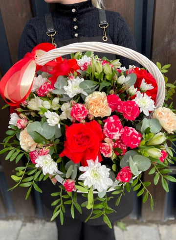 Композиция в корзине «Нескучный сад» от интернет-магазина цветов в 