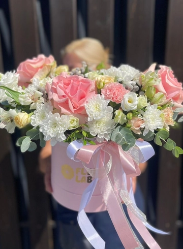 Композиция в шляпной коробке «Монтик» от интернет-магазина цветов в 