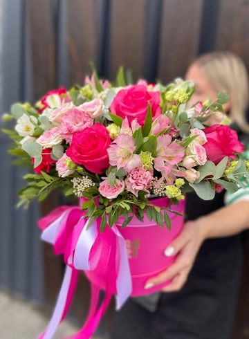 Композиция в шляпной коробке «Калейдоскоп» от интернет-магазина цветов в 