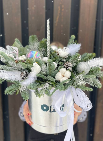 Композиция в шляпной коробке «Серебро» от интернет-магазина цветов в 