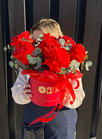 Французские розы &laquo;Фрамбуаз&raquo; композиция в шляпной коробке от интернет-магазина цветов в 