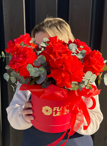 Французские розы &laquo;Фрамбуаз&raquo; композиция в шляпной коробке от интернет-магазина цветов в 