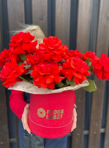 Французские розы «Фрамбуаз» композиция в шляпной коробке от интернет-магазина цветов в 