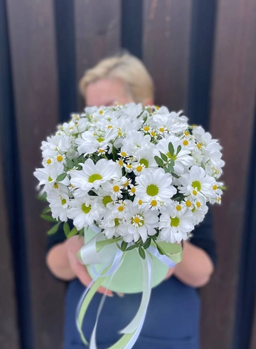 Композиция в шляпной коробке «Ромашки» от интернет-магазина цветов в 