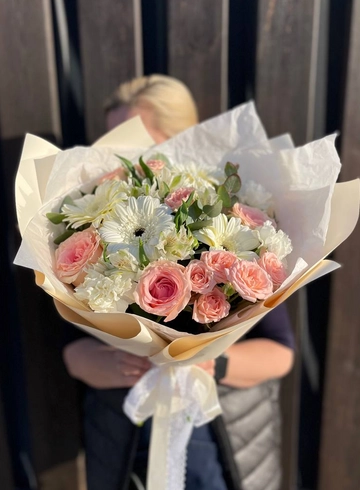 Сборный букет «Цавтат» от интернет-магазина цветов в 